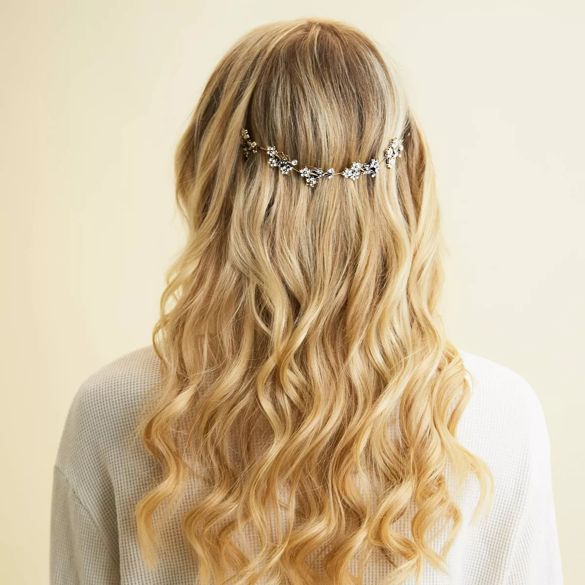 12 Magical Accessories to Enhance Your Prom Hairstyle display picture 1