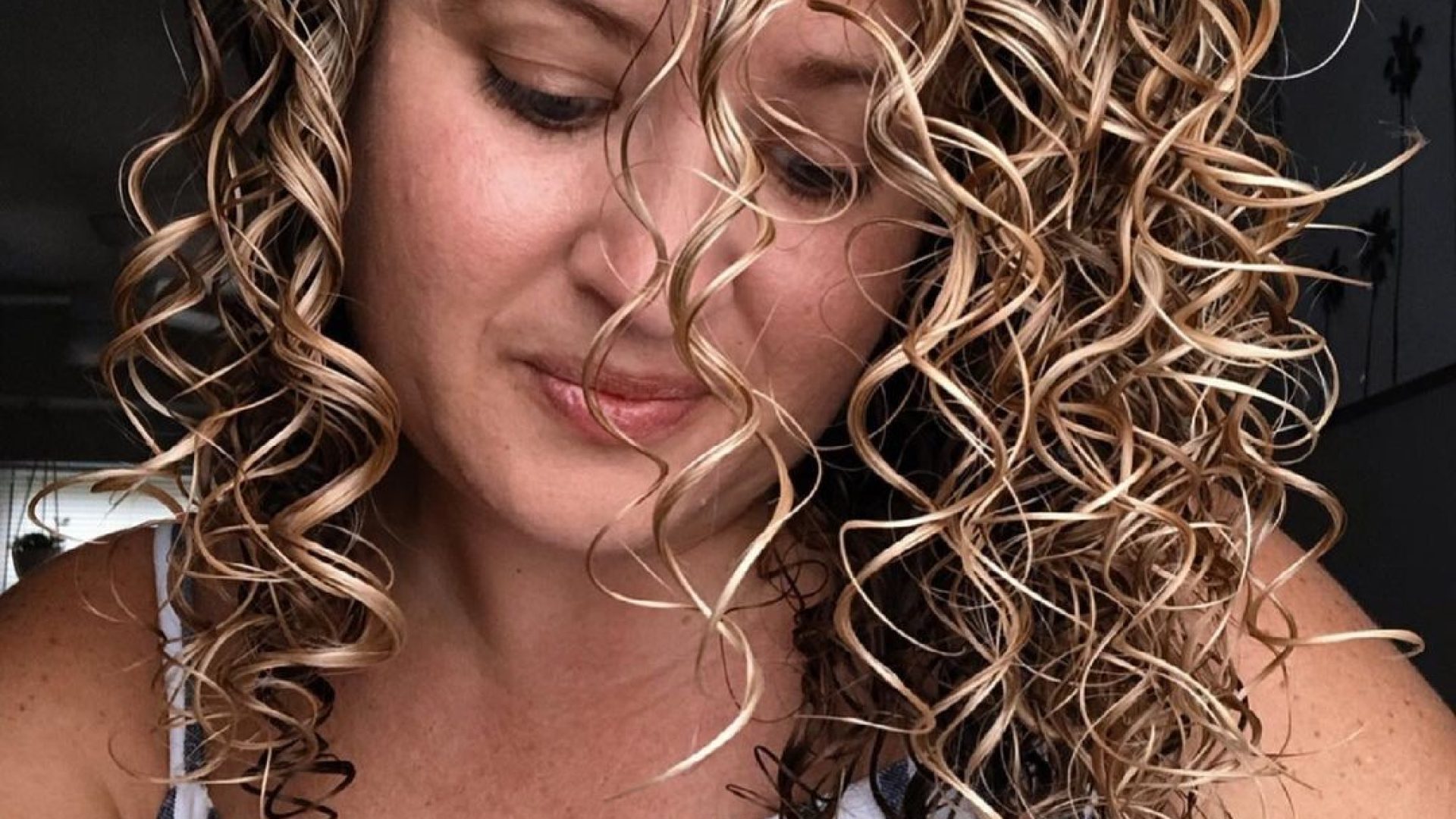 Hair scrunch Before vs. After “Scrunch Out the Crunch” : r/curlyhair main image 3
